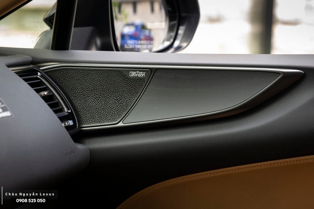 NX350h được trang bị hệ thống âm thanh vòm Mark Levinson Premium với 17 loa