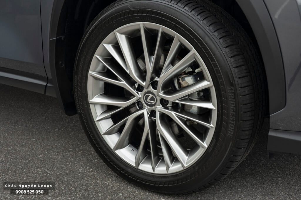 Thông số lốp NX 350H là 235/50R 20, đường kính 20 inch.