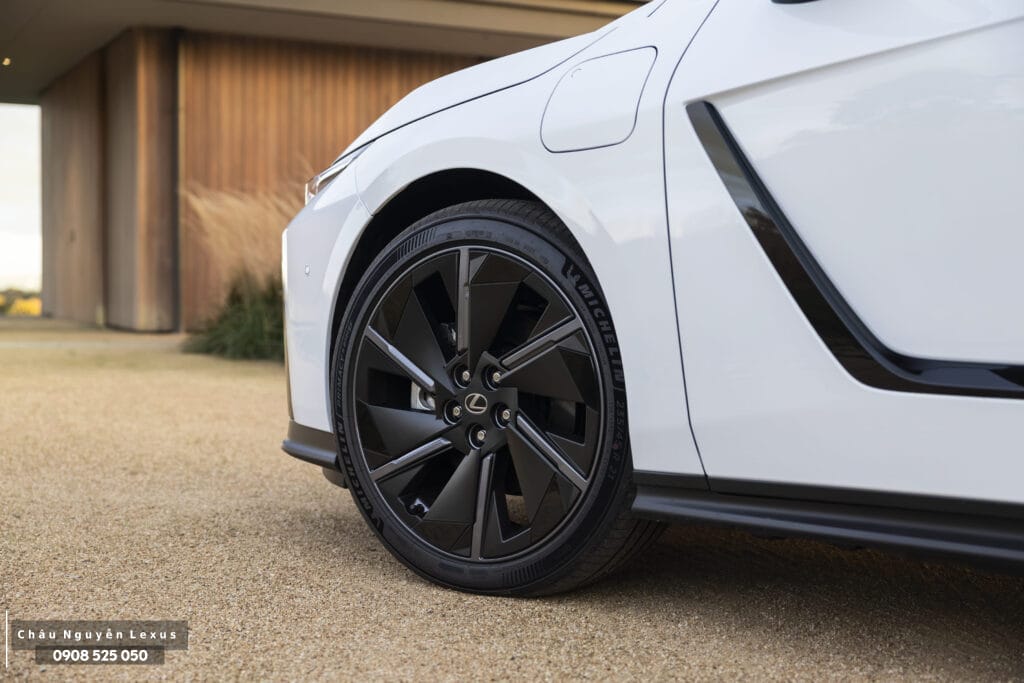 ES 500e tiêu chuẩn với mâm 19 inch thiết kế 6 chấu khí động học (six-spoke aero design)
