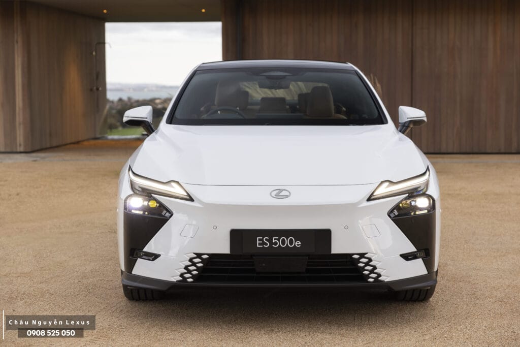 Phần đầu xe ES 500e có grill area (khu vực lưới tản nhiệt) được thiết kế lại hoàn toàn so với ES 350h