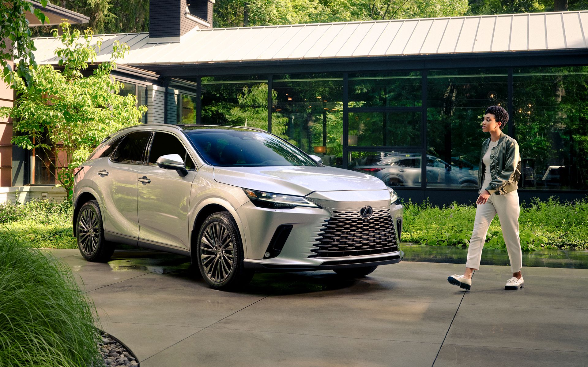 Khám phá mẫu SUV cỡ trung sang trọng bán chạy nhất tại Lexus Trung Tâm Sài Gòn