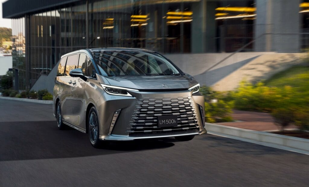 Lexus LM 500h 6 chỗ 45 Lexus LM 500h 6 chỗ 2026 – MPV hạng nhất di động