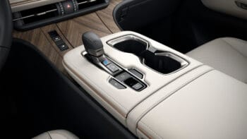 Lexus LM 500h 6 chỗ 39 Nội thất LM 500h 6 chỗ Màu trắng kem - Lexus Trung Tâm Sài Gòn