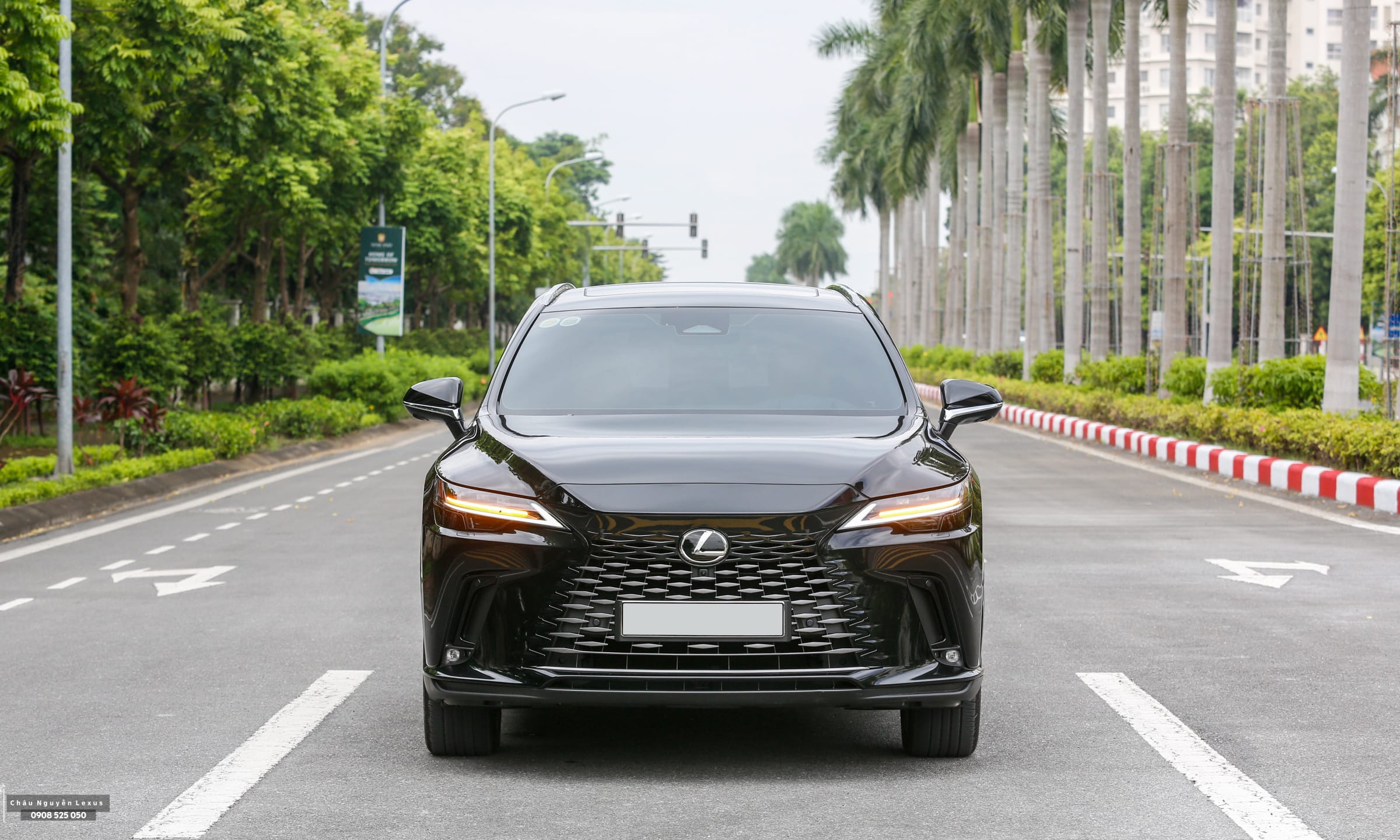 RX 350h Premium hiện có giá từ 3,35 tỷ đồng tại Việt Nam