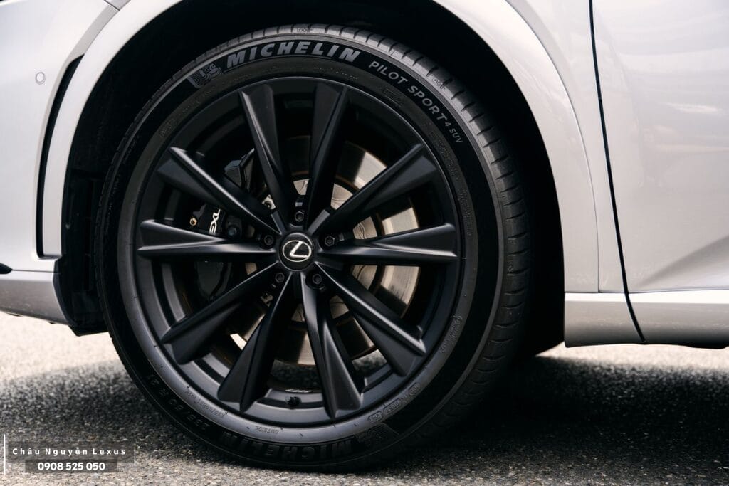 Lexus RX 500h F SPORT Performance sử dụng mâm xe 21 inch và lốp Michelin Pilot Sport